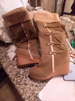 Stivali scamosciati beige/marrone con zeppa