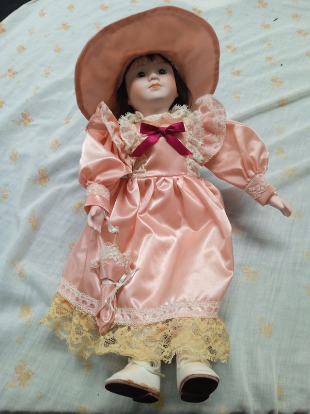 Muñeca de porcelana antigua con vestido rosa