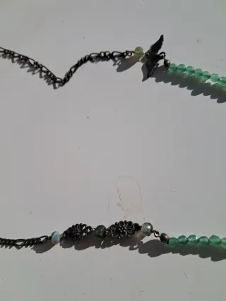 Collar piedra verde y blanco con alas