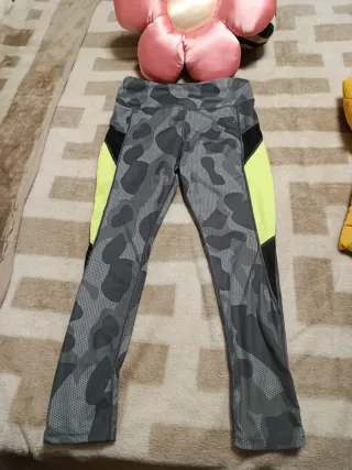 Leggings deportivos grises y amarillos