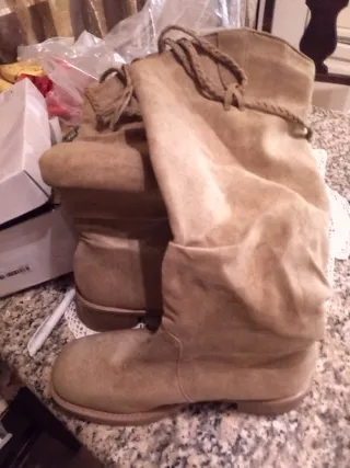 Stivali scamosciati beige con lacci molto particol