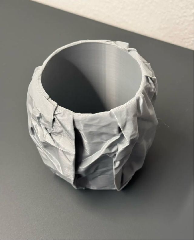 Maceta gris aspecto arrugado