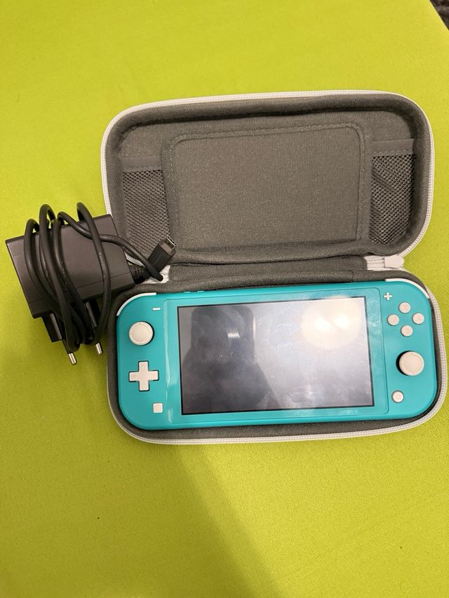 Nintendo Switch Lite + 3 giochi
