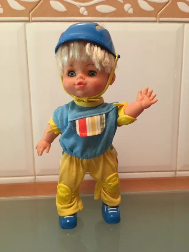 Boneco de menino patinador com capacete