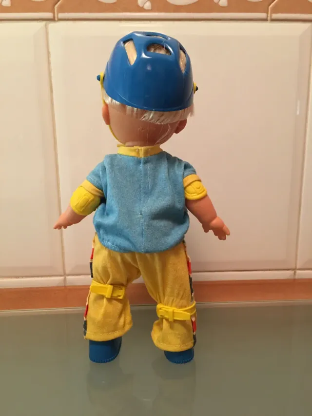 Boneco de menino patinador com capacete