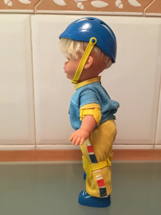 Boneco de menino patinador com capacete