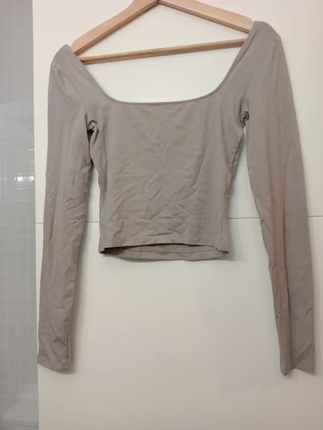 Top beige manga larga escote cuadrado