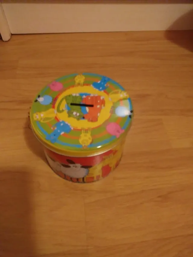 Caixa de poupança infantil com animais