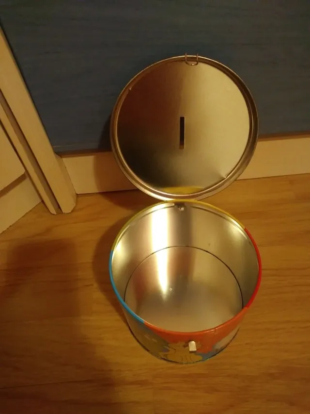 Caixa de poupança infantil com animais