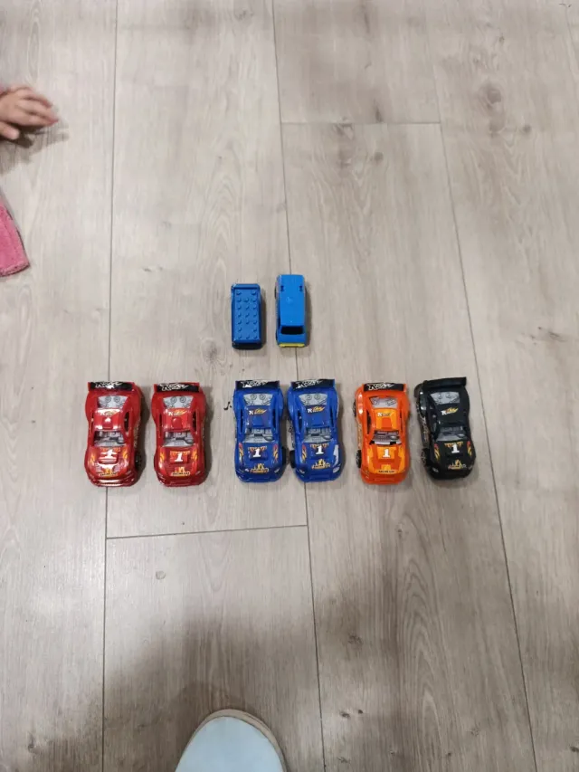 Vari auto giocattolo