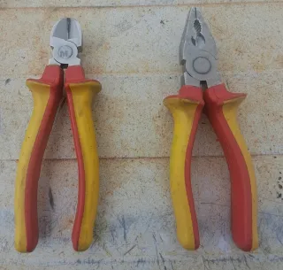 Alicates y cortacables con mango bicolor
