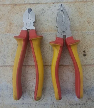 Alicates y cortacables con mango bicolor