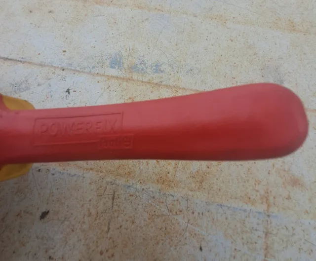 Alicates y cortacables con mango bicolor