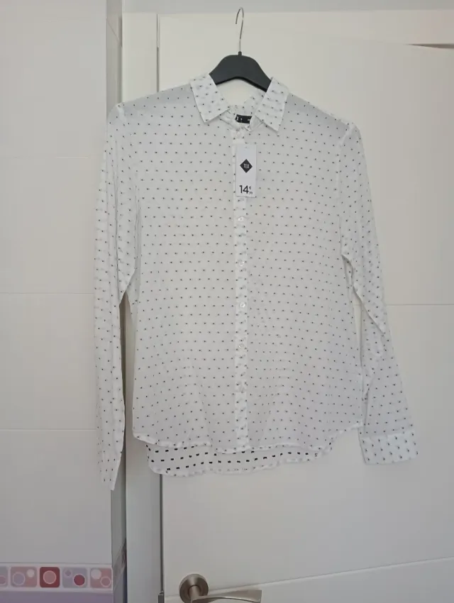 Camisa blanca topitos negros