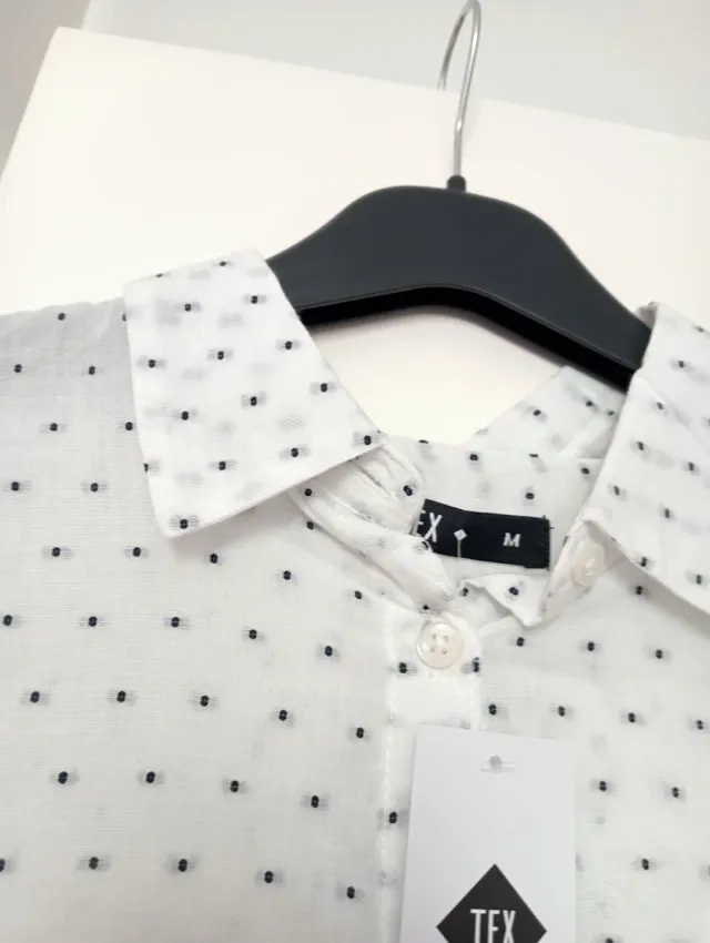 Camisa blanca topitos negros