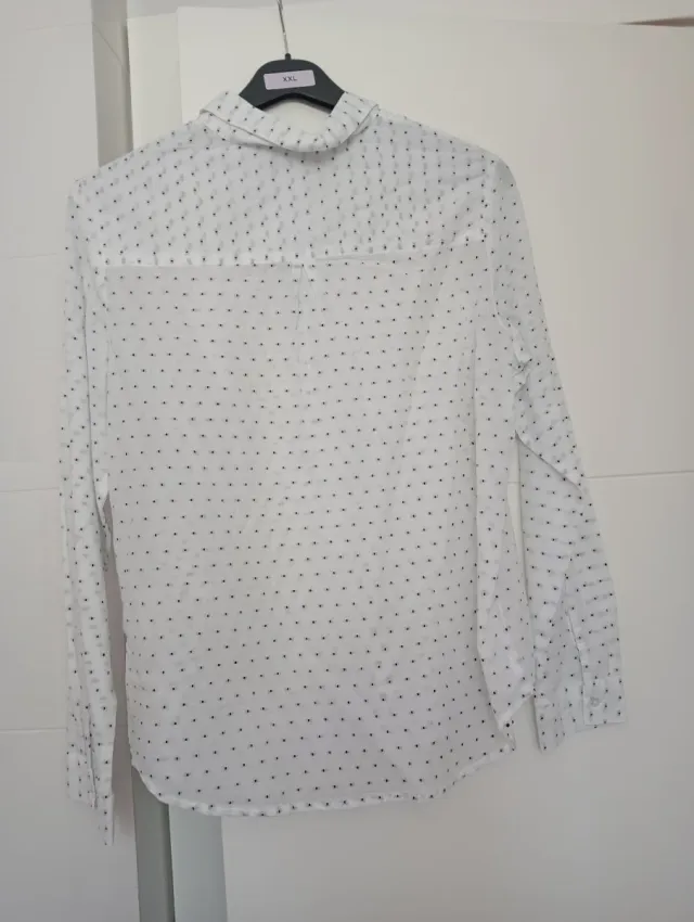 Camisa blanca topitos negros