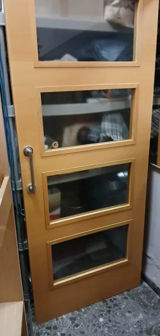 Puerta corredera de madera con 4 cristales