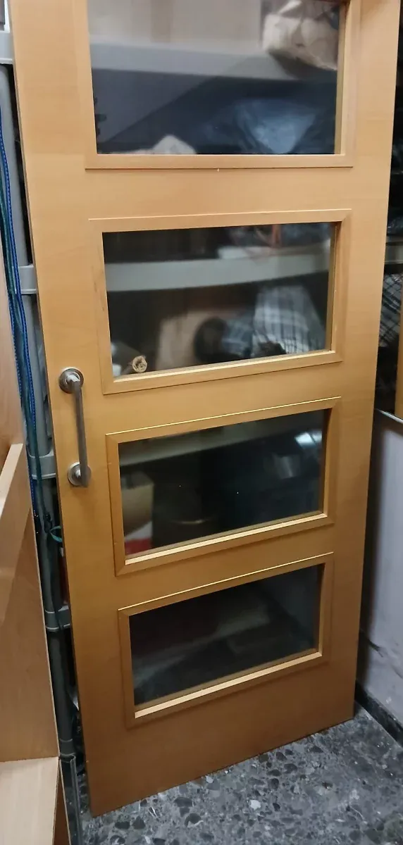 Puerta corredera de madera con 4 cristales