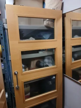 Puerta corredera de madera con 4 cristales