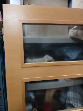 Puerta corredera de madera con 4 cristales