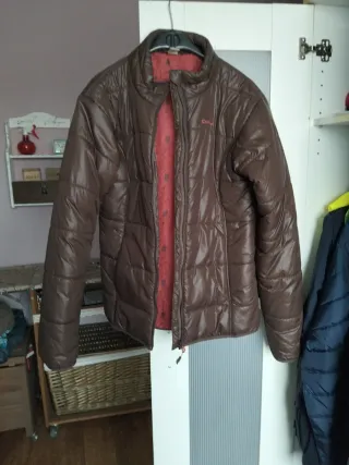 Anorak marrón y rojo