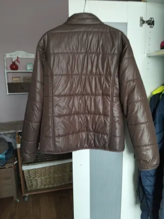 Anorak marrón y rojo