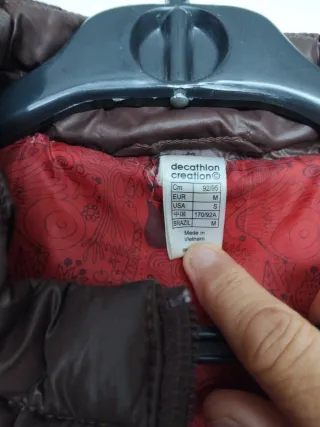 Anorak marrón y rojo