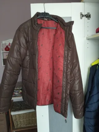 Anorak marrón y rojo