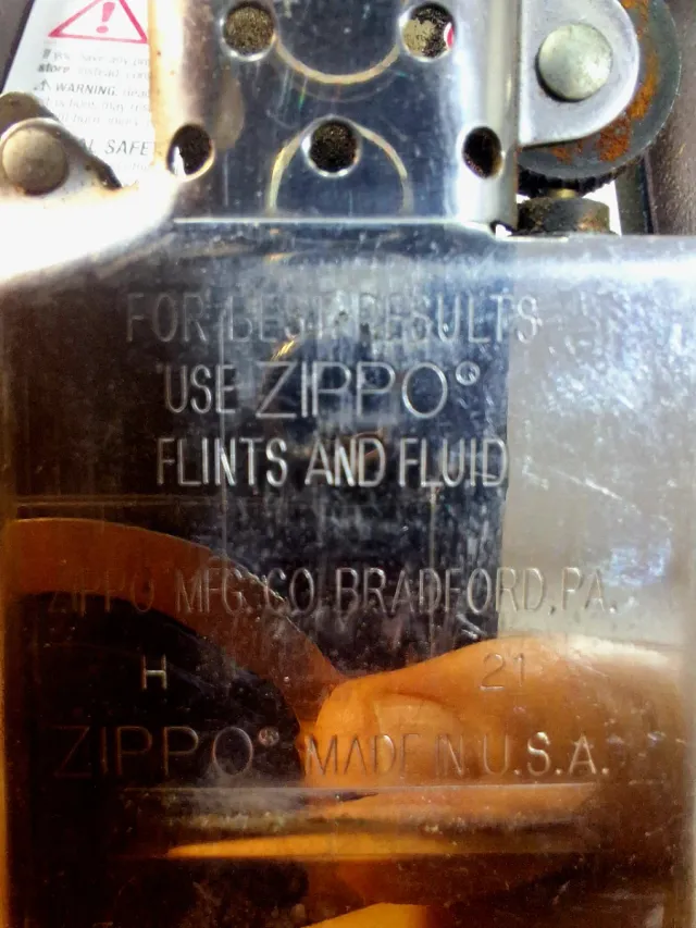 Encendedor Zippo Negro fibra carbono 21