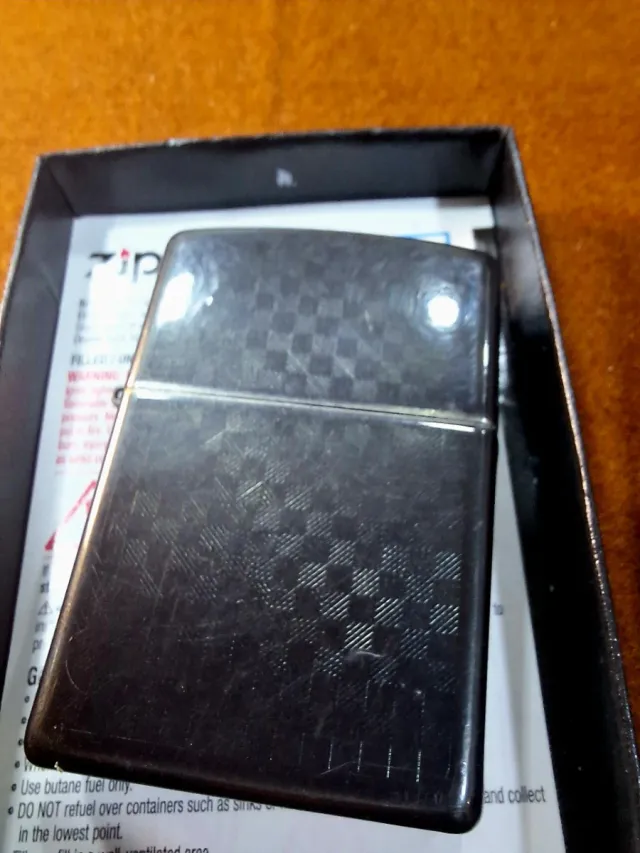 Encendedor Zippo Negro fibra carbono 21