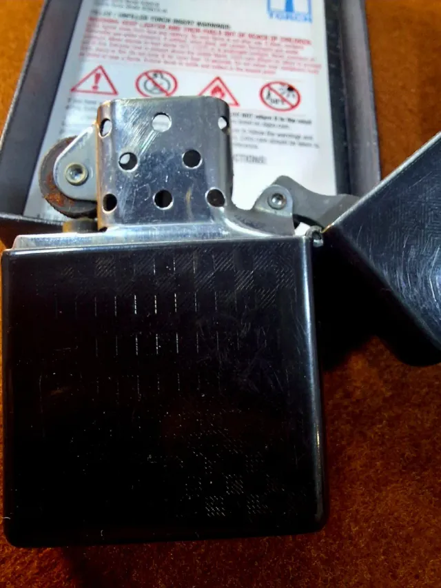 Encendedor Zippo Negro fibra carbono 21