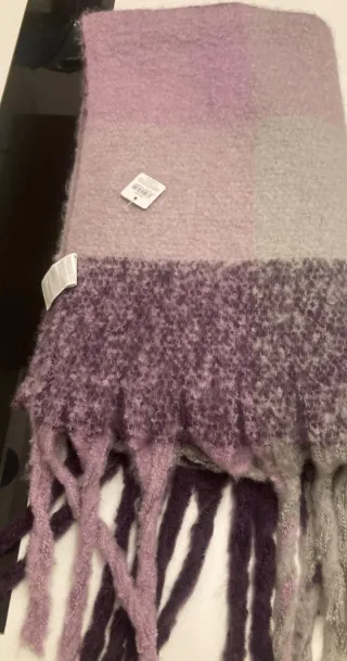 Bufanda a cuadros morada y gris