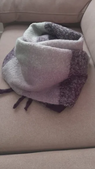 Bufanda a cuadros morada y gris