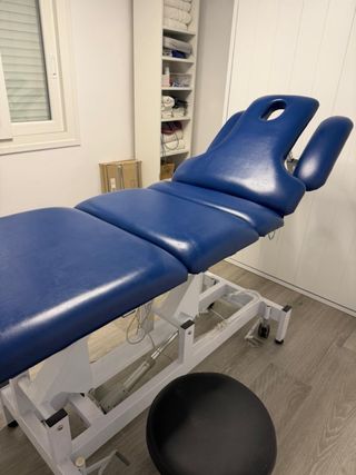 camilla de masajes articulada con motor.
