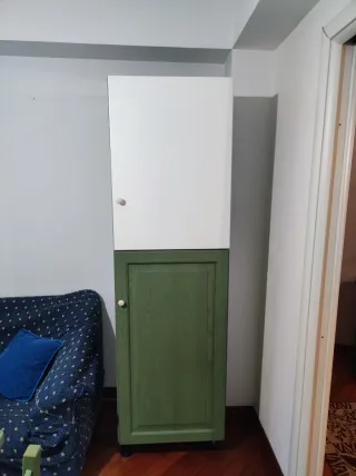 Cucina componibile verde con ante in legno