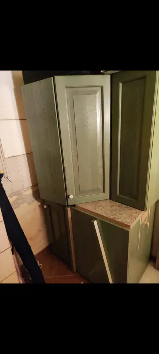 Cucina componibile verde con ante in legno