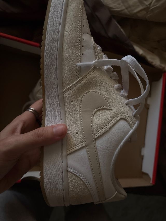 Zapatillas Nike Beige y Blanco