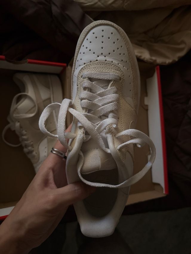 Zapatillas Nike Beige y Blanco