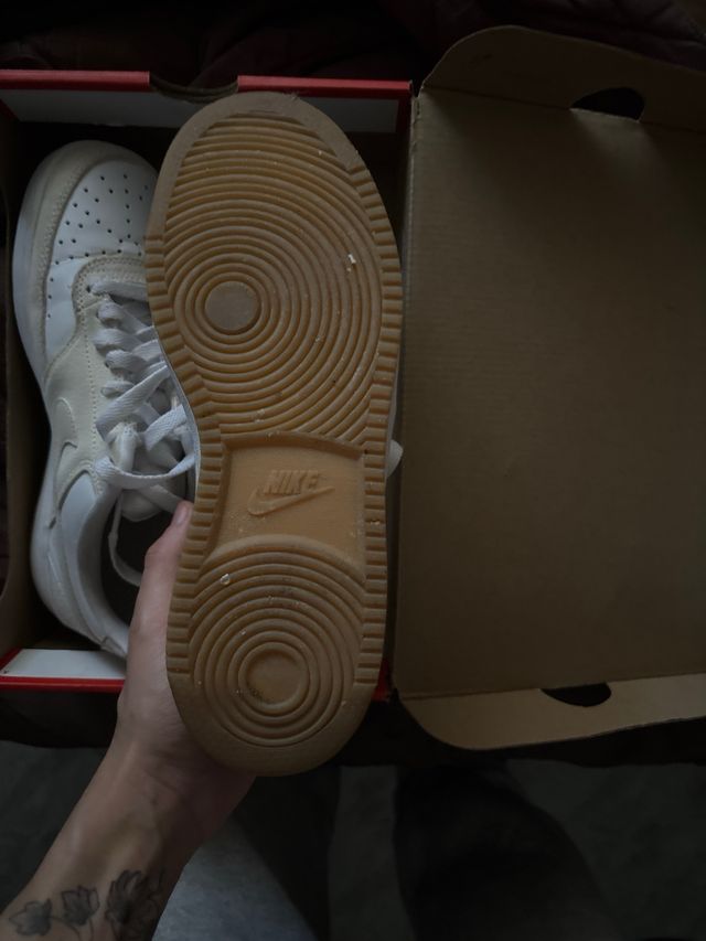 Zapatillas Nike Beige y Blanco