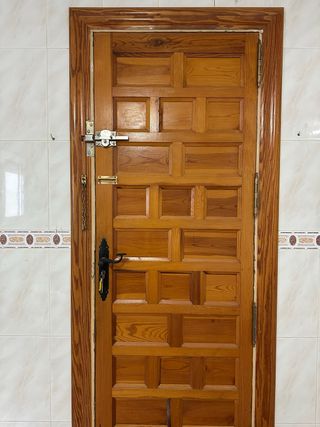 Puerta madera maciza
