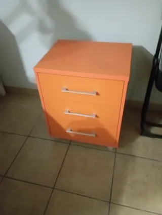 Cajonera de oficina naranja con ruedas