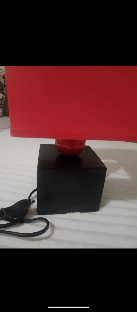 Lámpara de mesa moderna roja y negra