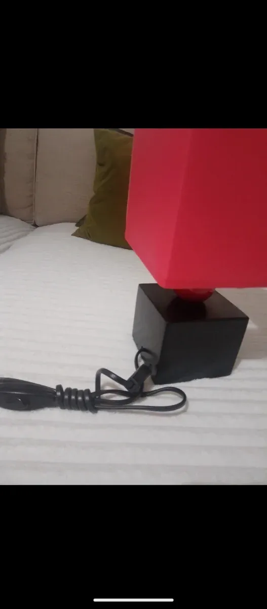 Lámpara de mesa moderna roja y negra