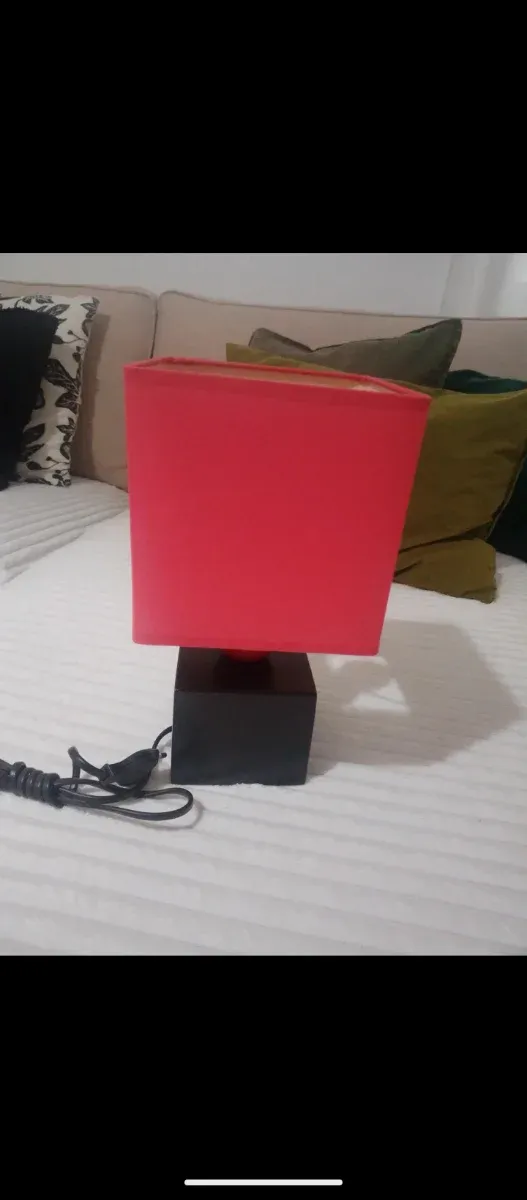 Lámpara de mesa moderna roja y negra