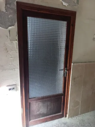 Puerta madera acristalada