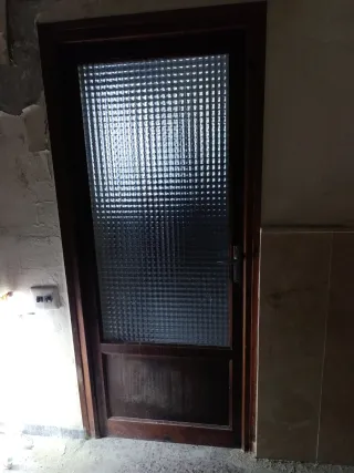 Puerta madera acristalada