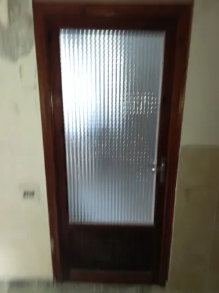 Puerta madera acristalada