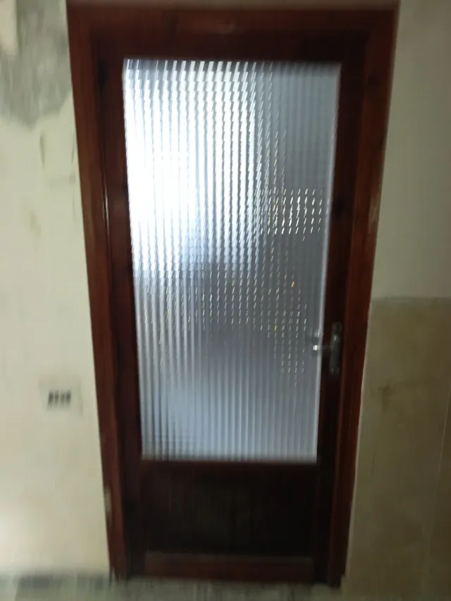 Puerta madera acristalada