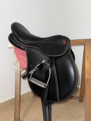 Montura Inglesa Seminueva - 17” pulgadas.