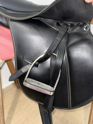 Montura Inglesa Seminueva - 17” pulgadas.